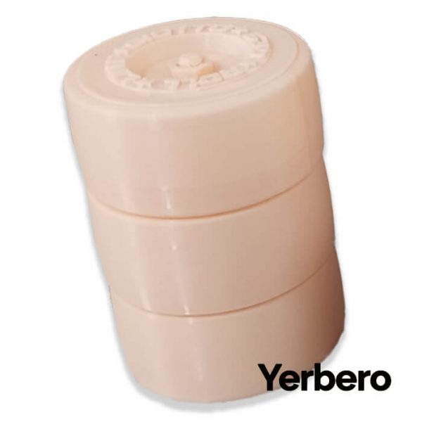 Yerbero con diseño de ruedas de patín artístico en color rosa ensamblado.